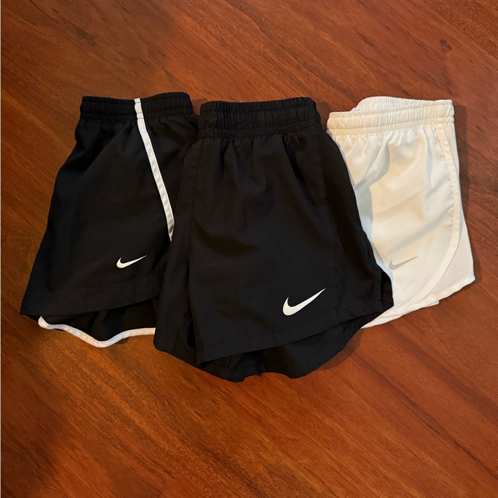 Nike girls Kids' Black& White dri-fit Shorts Set, little girls med.